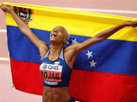 La venezolana yulimar rojas y el burkinés hugues fabrice zango, plusmarquistas mundiales de triple salto en pista cubierta, intentarán este sábado hacerse también con los récords al aire libre durante el meeting madrid 2021 de atletismo, que se celebrará en el nuevo estadio de vallehermoso. Yulimar Rojas, premio 'Silvestre del año': Un año sin límites