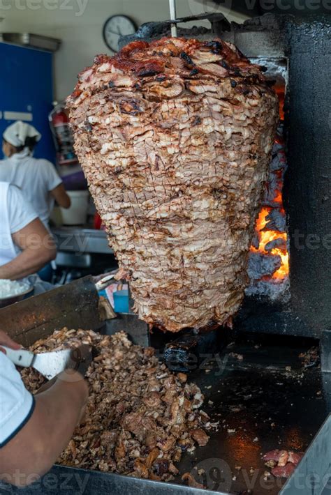 Comida Mexicana Trompo Pastor Tacos Al Pastor Carne Apilada En Salsa