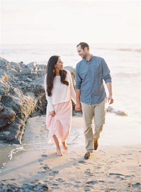 Casual Engagement Session Outfit Ideas In 2020 Engagement Shoot