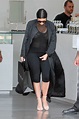 Kim Kardashian exibe barriguinha em look vazado - e ousado ...