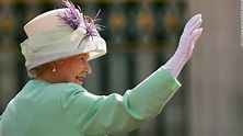 A royal wave: Queen Elizabeth II’s memorable balcony moments | The ...