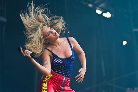 Swedish Singer Tove Lo Goes Topless During Lollapalooza Performance