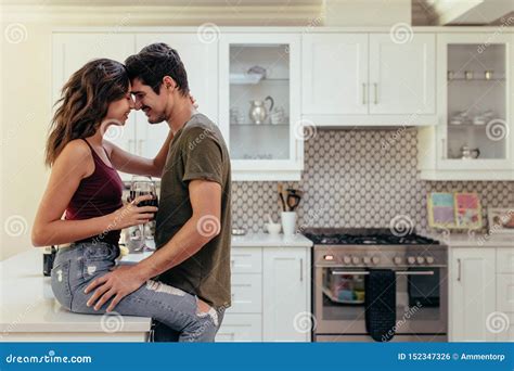 Aantrekkelijk Hartstochtelijk Paar In Keuken Stock Foto Image Of
