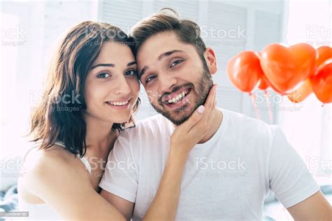 사랑에 빠진 아름 다운 젊은 세련 된 부부 서로 포옹 하 고 침실에서 함께 보냈던 시간을 즐기고 2명에 대한 스톡 사진 및 기타 이미지 Istock