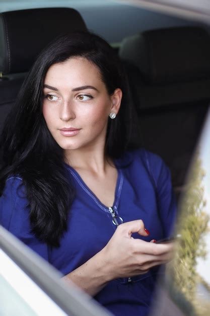 Femme Dans Une Voiture Photo Gratuite