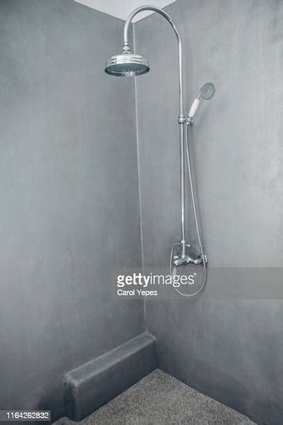 Hot Steamy Shower Foto E Immagini Stock Getty Images