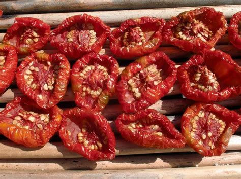 Los tomates secos o deshidratados son una maravillosa manera de tener siempre a mano un ingrediente fundamental en cualquier cocina. Cómo secar tomates | Tomates secos recetas, Recetas de ...
