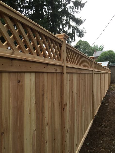 Red Cedar Privacy Fence With A Diagonal Lattice Topper Fence Design