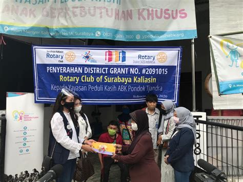Grand District Rotary Club Surabaya Kaliasin Berikan Beasiswa Pada Ibu