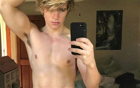Zander Hodgson Takes A Very Naked Bath Nsfw Meaws Gay Site