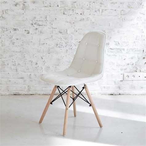 Chaise blanche avec pied en bois. Chaise scandinave blanche capitonnée | Chaise scandinave ...