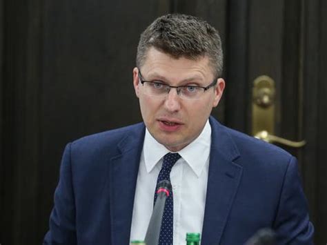 It is likely that pis will treat the election of the new commissioner as a show of hegemony and a symbolic retaliation against bodnar as well as lawyers and civil society activists involved in the defence of the rule of law, which means there will be a 'trench warfare' between the sejm and. Marcin Warchoł: niewykluczone odwołanie trzech sędziów SN ...