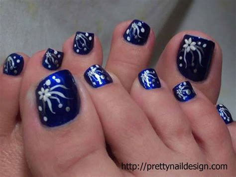 Hace unos años las mujeres solo se preocupaban por que sus manos lucieran impecables, con uñas lindas y delicadamente arregladas que. 7 diseños de uñas para pies para estar mas linda - Mujeres ...