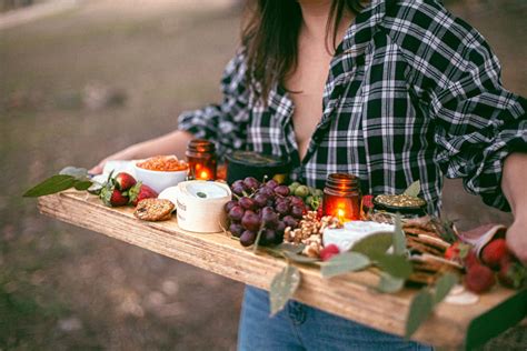 Make A Charcuterie Board And Have A Wine Night In The Backyard Cute Social Distancing Date