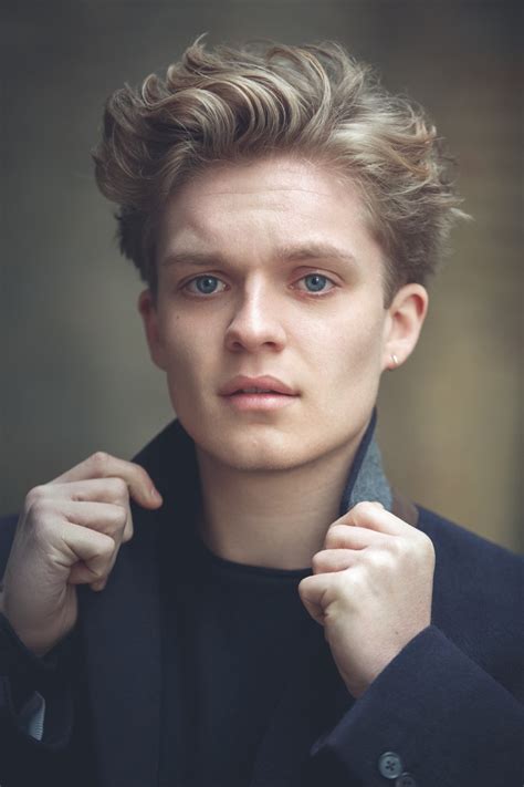 Also gratuitous nineties references, because this story takes place in 1998. Tom Glynn-Carney - Independent Talent