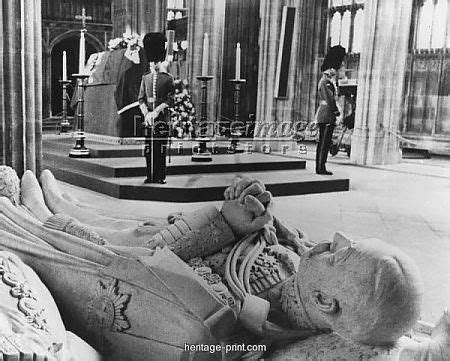 Royal burials in the chapel. June 2, 1972 - The Duke of Windor's coffin lies in St ...