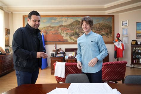 Градоначалник на еден ден Костадинов го споделува струмичкиот кабинет со младите