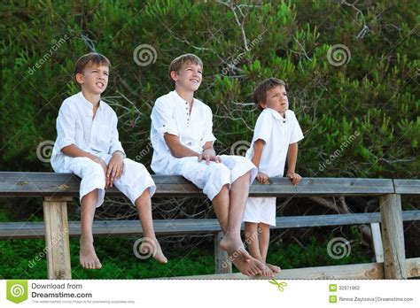 Retrato De Tres Hermanos Foto De Archivo Imagen De Adolescente 32971862