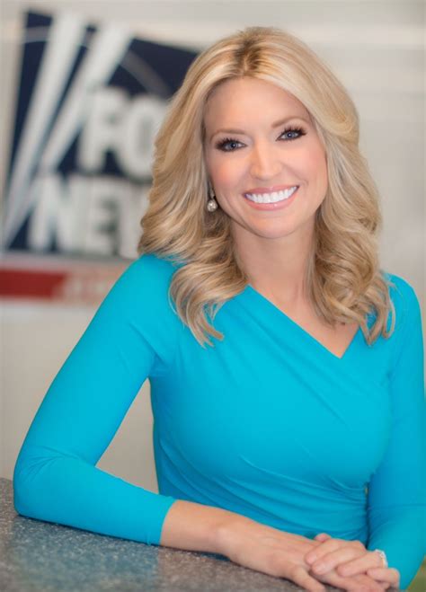 Ainsley Earhardt Female News Anchors Women Tv Fox New Girl
