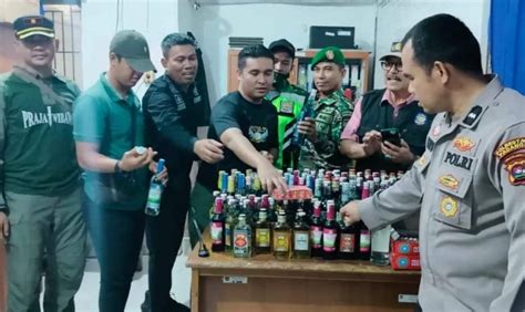Jelang Ramadan Tim Gabungan Amankan Ratusan Botol Minuman Beralkohol