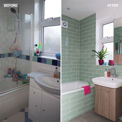 Mint green bathroom decor is easy and you can easily bring the touch of mint green (if you like you can mix it with matching colors) to bathroom decorations using popular, trendy and pretty mint. Green bathroom makeover with tropical wallpaper