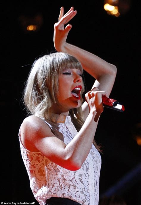 Taylor Swift Dons Tiny Hotpants As She Rocks Out Huangfangのブログ