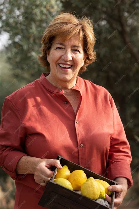 Femme Plus âgée Cueillant Des Citrons De Son Jardin De Campagne Photo Gratuite