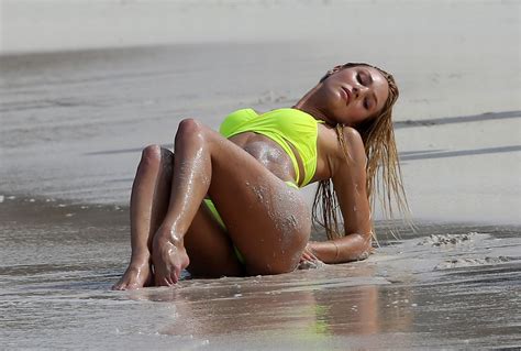 Victorias Secret Model Candice Swanepoel Shows Off Her Amazing Beach
