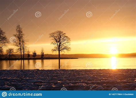 Sunrise Over The Frozen Lake Stock Photo Image Of Wintersonne