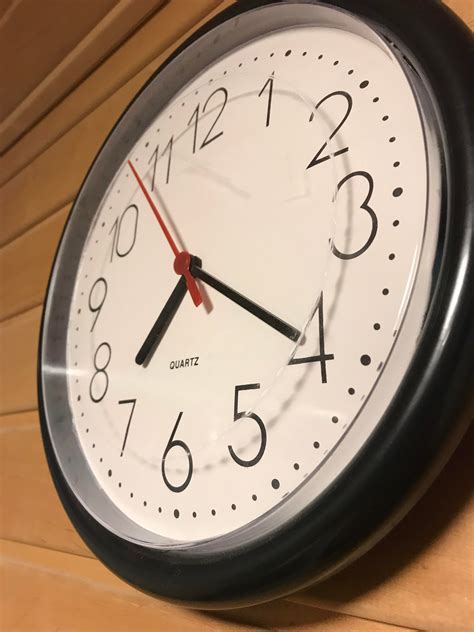 This clock with the second hand touching the cover : Wellworn