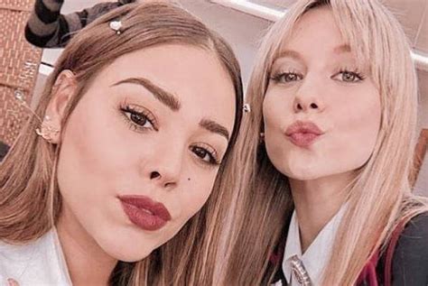 Danna Paola Y Ester Expósito Protagonizan Beso