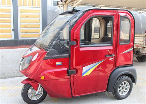 3 Seats Enclosed Electric Tricycle 1000 W Easy Operation For Adult