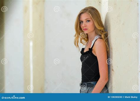 Het Blonde Tiener Stellen Met Donkere Achtergrond Stock Foto Image Of Kaukasisch Waaier