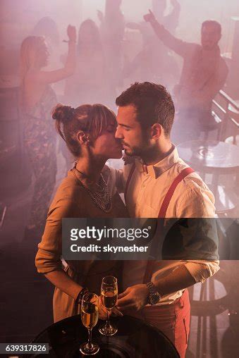 Jeune Couple Amoureux Dansant En Boîte De Nuit Et Sembrassant Photo Getty Images