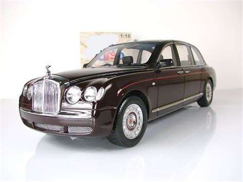 118 Minichamps 2002 Queen Bentley State Limousine Diecast Car Model