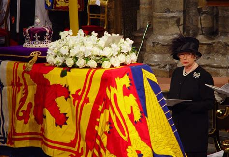 Queen Delivered Heartfelt Address To Nation On Eve Of Mothers Funeral