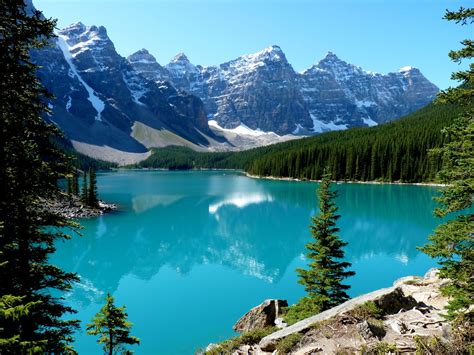 Valley Of The Ten Peaks Alberta Moraine Lake And Valley Of The Ten