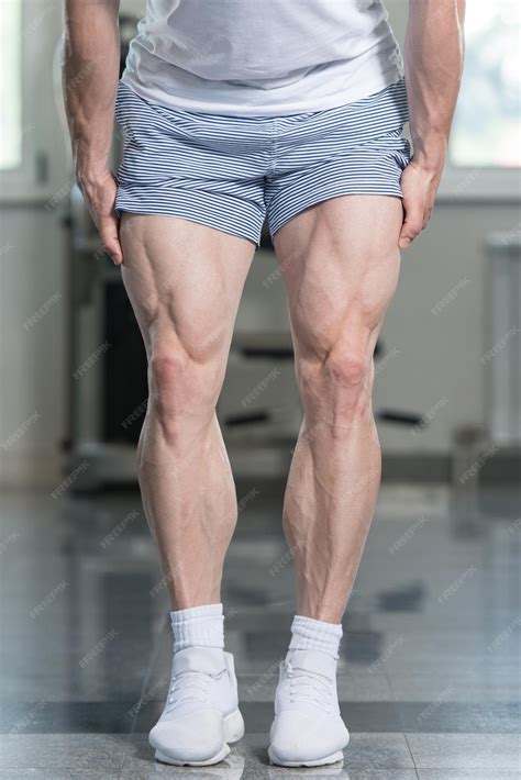 Premium Photo Muscular Athlete Flexing Leg Muscles Closeup