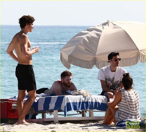 Photo Shawn Mendes Shows Off His Shirtless Bod At The Beach 37 Photo 4686925 Just Jared