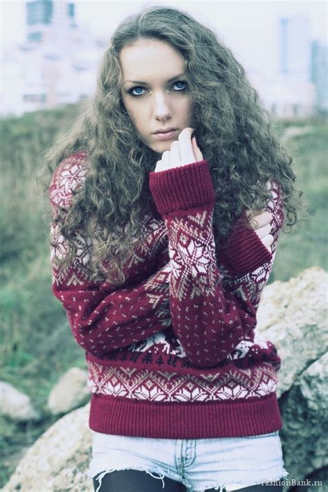 Her Sweater 😍 Curly Hair Styles Naturally Curly Hair Styles Curly Hair Inspiration