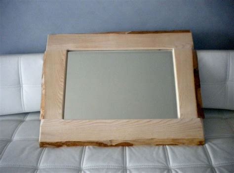 Le cornici artigianali in legno sono cornici in legno intagliato, legno grezzo che può essere verniciato, decorato, rifinito e trasformato. Specchio fai da te con legno e corteccia naturale - Cose ...