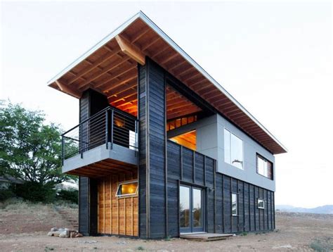 Esta casa es un gran ejemplo de la arquitectura moderna, que nos muestra una distribución de cajas que componen a la fachada en diferentes colores y fachadas de casas de dos pisos con terraza. Fachadas de casas de dos pisos con terraza al frente