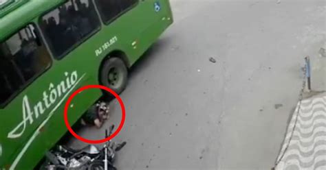 Video ¡escalofriante Motociclista Casi Muere Aplastado Por Un Camión En Cancha
