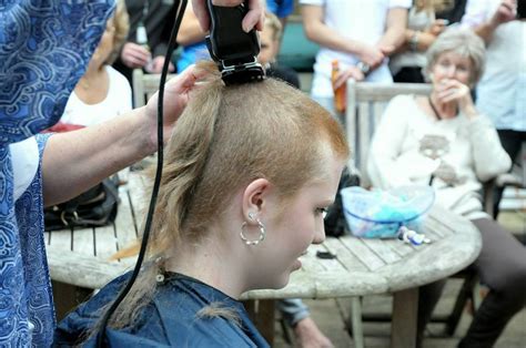 Yazsmin Tuckey Head Shave For Cancer Research Uk Berkshire Live
