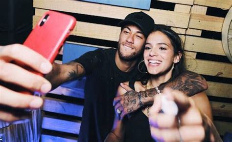 Neymar E Bruna Marquezine São Flagrados Aos Beijos E Reatam Namoro Tv Foco