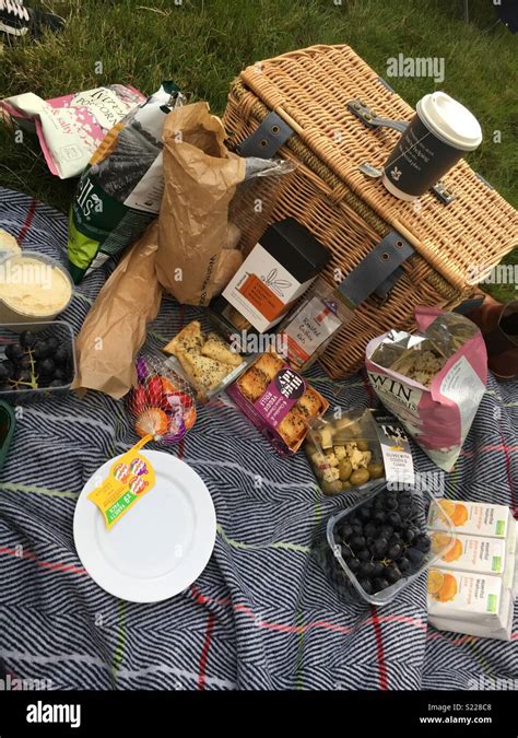 Picnic Hamper Hi Res Stock Photography And Images Alamy