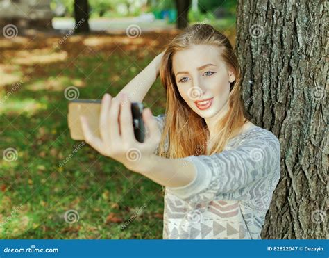 La Belle Fille Avec Des Yeux Bleus Fait Le Selfie Dehors Image Stock Image Du Main Beauté