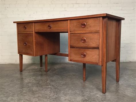 Walnut finish will never go out of favor and this is another example of how a walnut finish can enhance. STANLEY MID-CENTURY DANISH MODERN 6-DRAWER DESK - MEDIUM SIZED