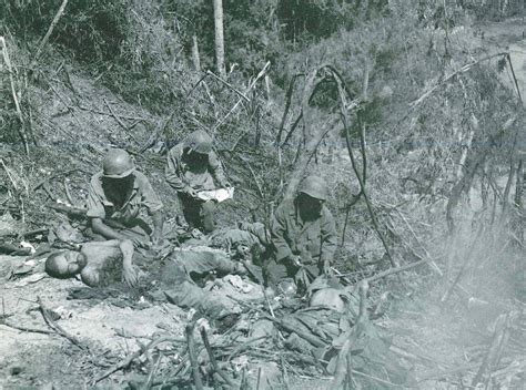 Japan No War Jnw 日本平和の市民連盟 フィリピンのルソン島の戦いでアメリカ軍兵士が、戦死した日本軍兵士の死体を1体から1体とひとつずつ検死した。
