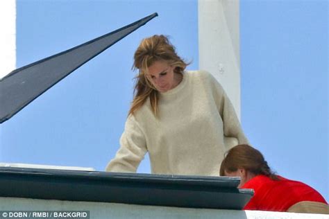 Julia Roberts Goes Pantless As She Showcases Her Figure Daily Mail Online